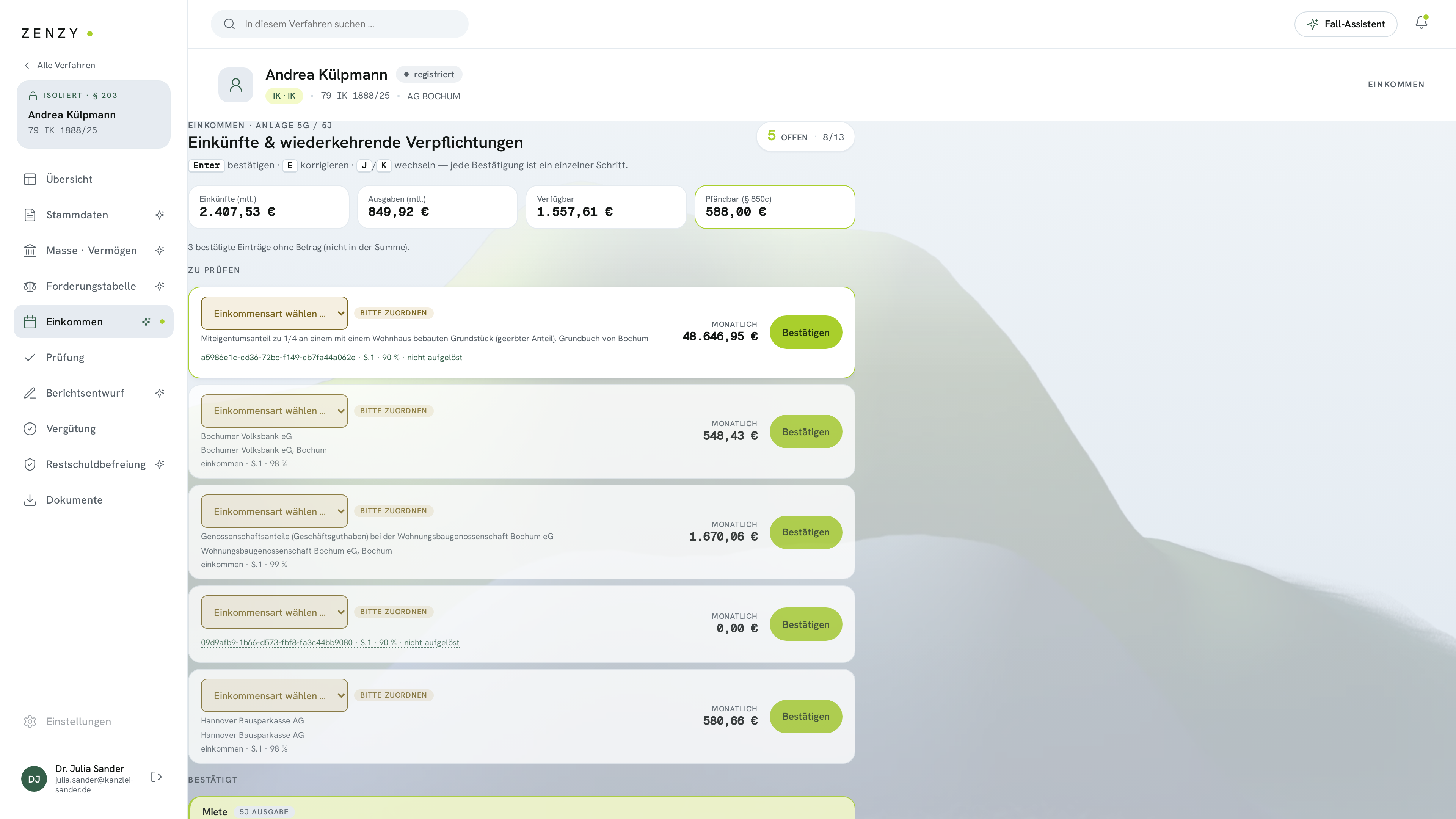 Einkommen: Einkünfte und wiederkehrende Verpflichtungen zeilenweise mit Beleg-Sprung; der pfändbare Anteil nach § 850c (588,00 €) wird abgeleitet, nie geschätzt.