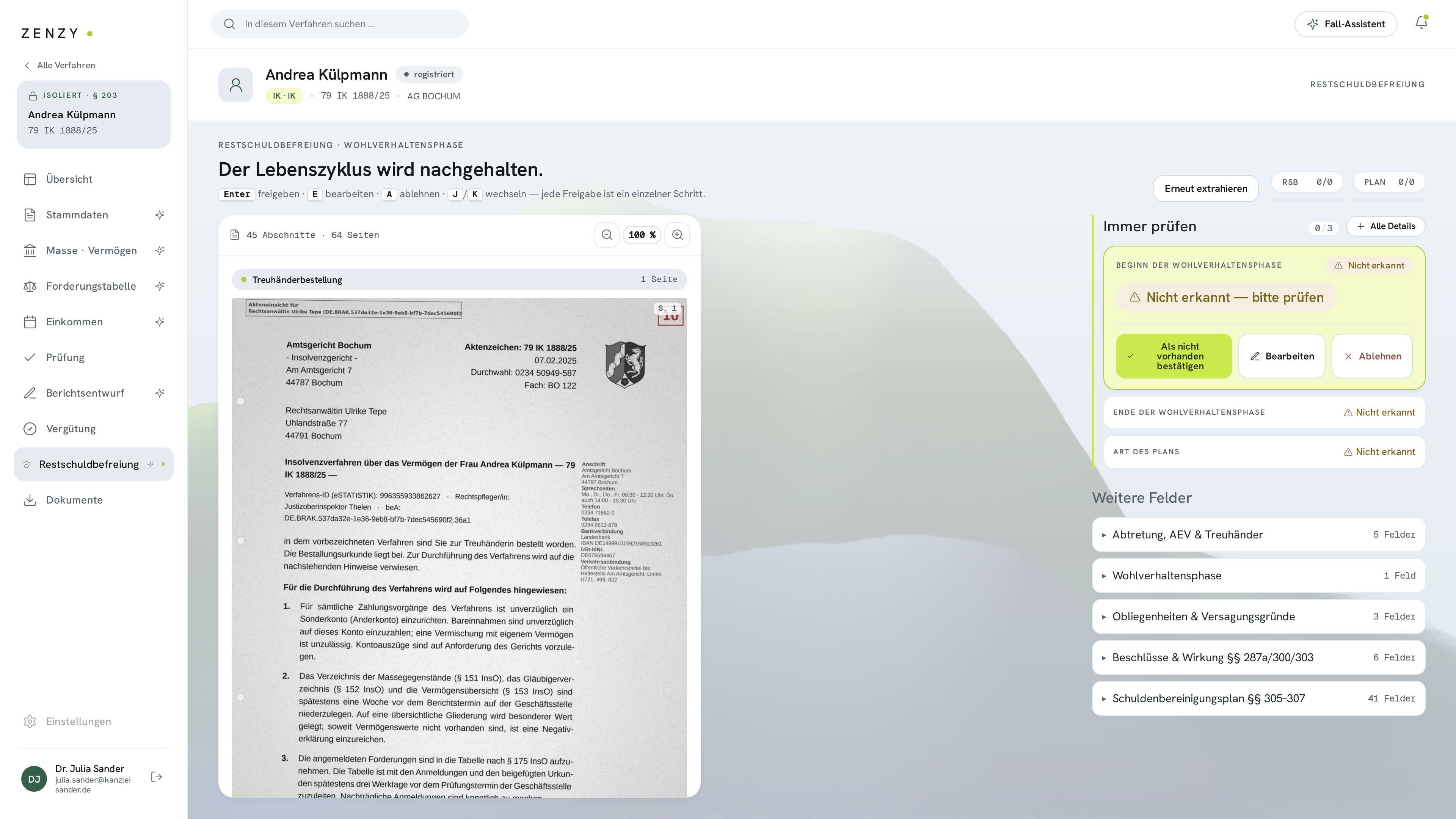 Station Restschuldbefreiung: links der Original-Beschluss zur Treuhänderbestellung (45 Abschnitte, 64 Seiten), rechts das gestufte Feldgerüst der Wohlverhaltensphase. Das Band „Immer prüfen“ (0 von 3) steht auf „Nicht erkannt — bitte prüfen“, weil diese Angaben zu Verfahrensbeginn noch nicht im Fall vorliegen.